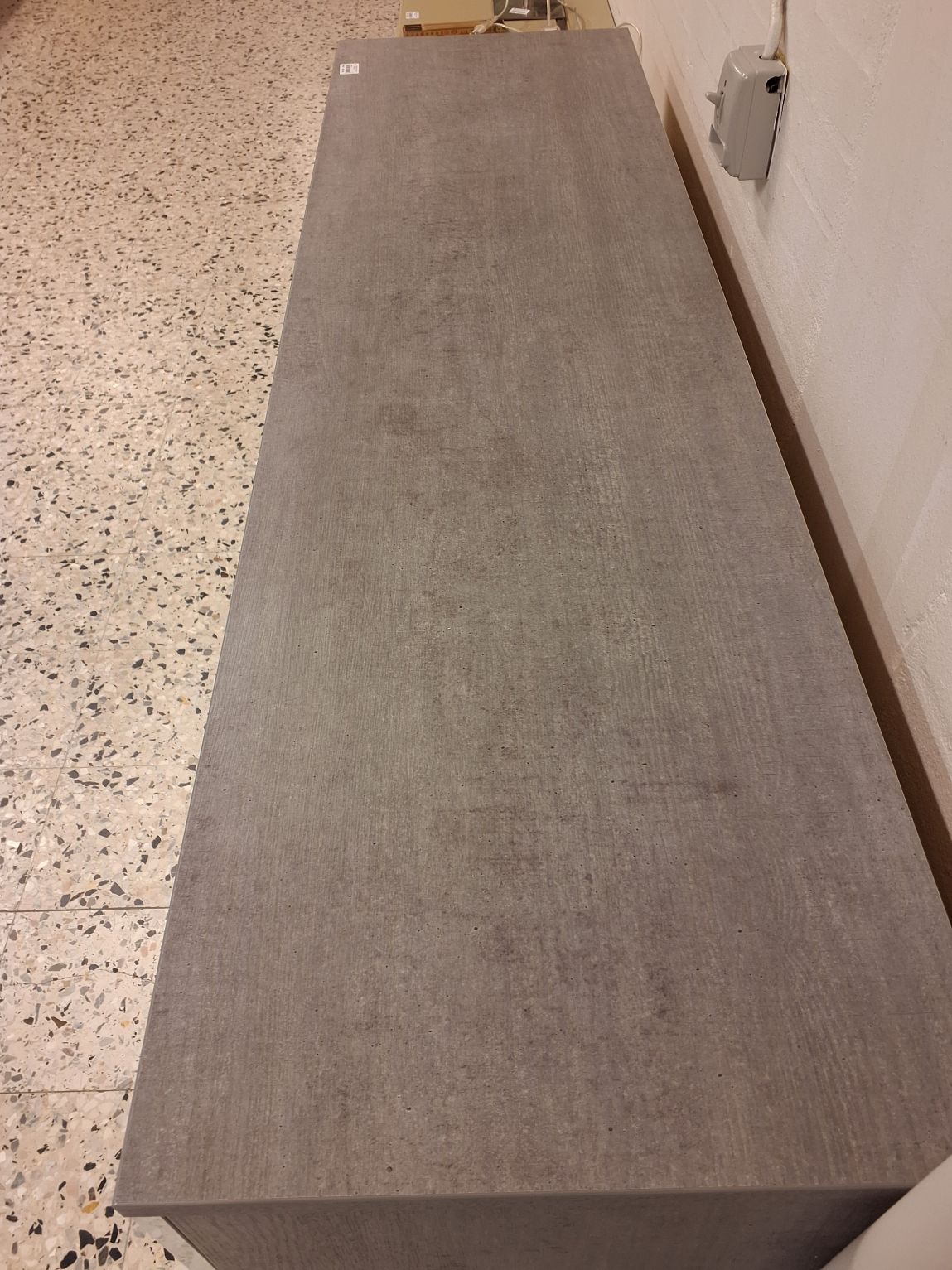 Skænk hvid m grå top